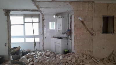 Ремонт в квартире, разрушенные стены и строительный мусор
