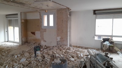 Ремонт в квартире, обломки строительных материалов и мусор