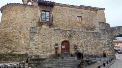 Испания: Salas, Asturias, Camino de Saniago типичное здание