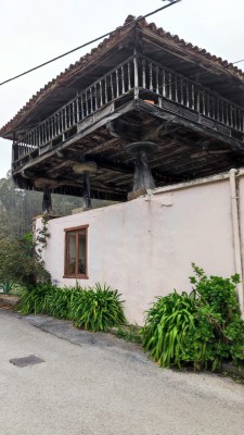 Испания: Salas, Asturias, Camino de Saniago дом с хранилищем