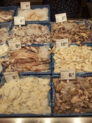 Разнообразие морепродуктов на прилавке с ценниками — CostaSpain.net Разнообразие морепродуктов на прилавке с ценниками