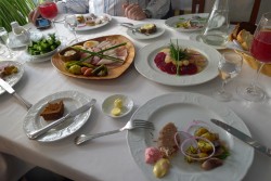 Стол, накрытый для обеда, с разнообразными блюдами