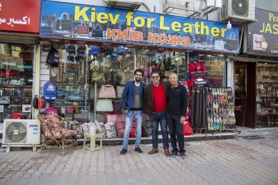 Трое мужчин стоят перед магазином кожаных изделий — CostaSpain.net Трое мужчин стоят перед магазином кожаных изделий