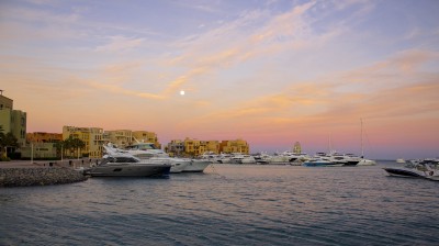 Морская гавань с яхтами на фоне заката