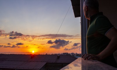 Мужчина смотрит на закат с балкона — CostaSpain.net Мужчина смотрит на закат с балкона