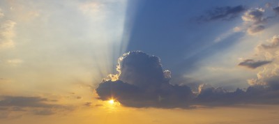 Закат с облаками и лучами света на небе — CostaSpain.net Закат с облаками и лучами света на небе