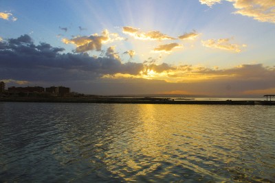 Закат над спокойной водой, отражение солнечных лучей — CostaSpain.net Закат над спокойной водой, отражение солнечных лучей