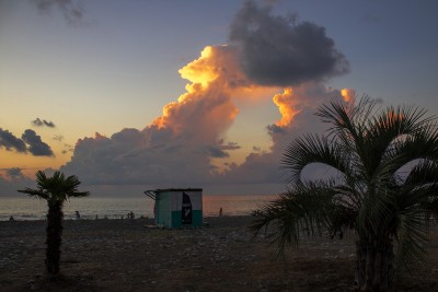 Закат над морем с облаками и пальмами на переднем плане в Испании — CostaSpain.net Закат над морем с облаками и пальмами на переднем плане в Испании