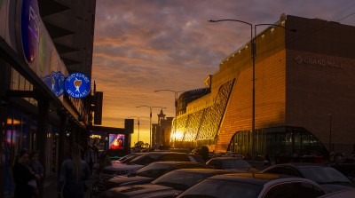 Закат над городским торговым центром и парковкой автомобилей в Испании — CostaSpain.net Закат над городским торговым центром и парковкой автомобилей в Испании