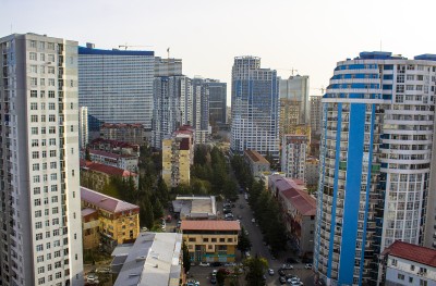 Современные жилые здания в городском пейзаже в Испании