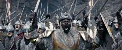 Рыцари в доспехах с мечами на фоне скал