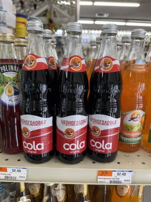 Бутылки колы "Черноголовка" на полке магазина