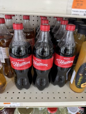 Бутылки колы на полке магазина