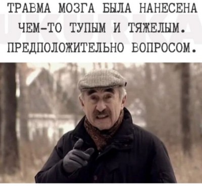 Мужчина в шляпе говорит на улице, деревья на фоне в Испании