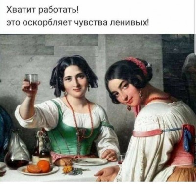 Две женщины в традиционной одежде за столом с едой и напитками