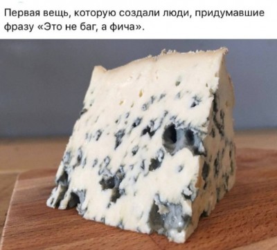 Кусок голубого сыра на деревянной доске