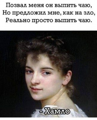 Портрет молодой женщины с легкой улыбкой и светлыми волосами