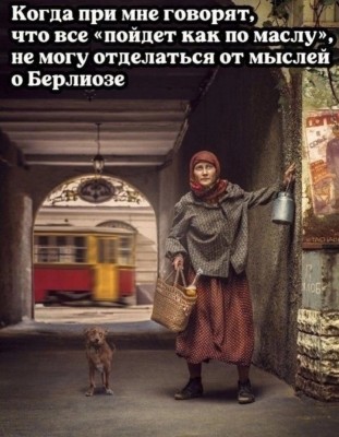 Женщина с корзиной и собакой в переулке
