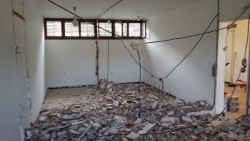 А чтобы вам не казалось, что все это - очень далекое будущее, вот фотография нашего домика на следующий день после заключения договора со строителями ;)