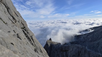 Горный пейзаж с облаками и ясным небом в Испании