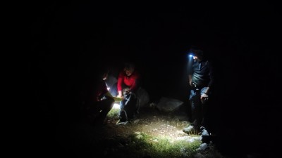 Группа людей с фонарями в темноте на природе в Испании