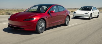 Два автомобиля Tesla на дороге, один красный, другой белый — CostaSpain.net Два автомобиля Tesla на дороге, один красный, другой белый