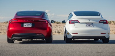 Два автомобиля Tesla, красный и белый, стоят рядом в Испании — CostaSpain.net Два автомобиля Tesla, красный и белый, стоят рядом в Испании