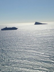 Корабль на фоне спокойного моря и острова — CostaSpain.net Корабль на фоне спокойного моря и острова