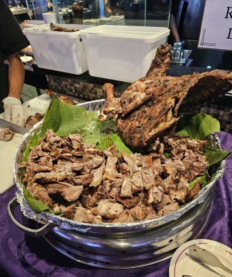 Блюдо из нарезанного мяса на листьях банана
