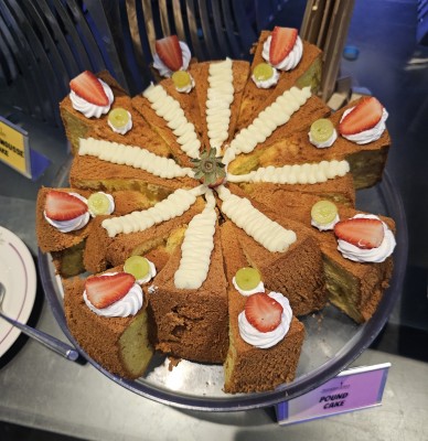 Пирог с клубникой и кремом, нарезанный на куски