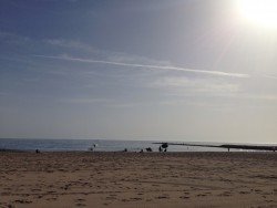 Пляж с песком и спокойным морем на фоне неба