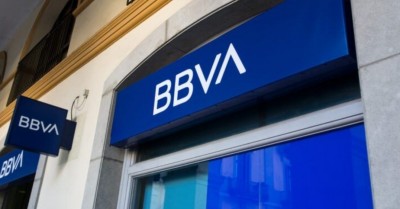 Вывеска банка BBVA на здании — CostaSpain.net Вывеска банка BBVA на здании