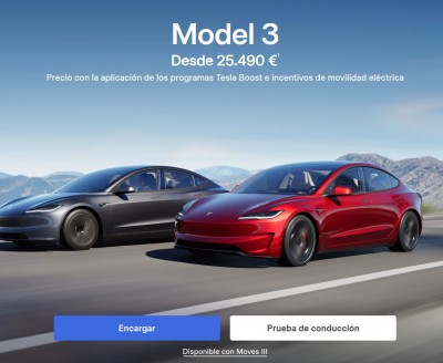 Два электромобиля Tesla Model 3 на дороге