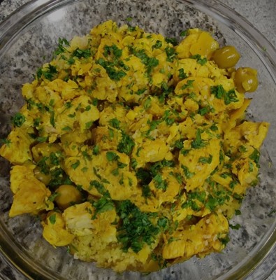 Кусочки курицы с зеленью и оливками в миске — CostaSpain.net Кусочки курицы с зеленью и оливками в миске