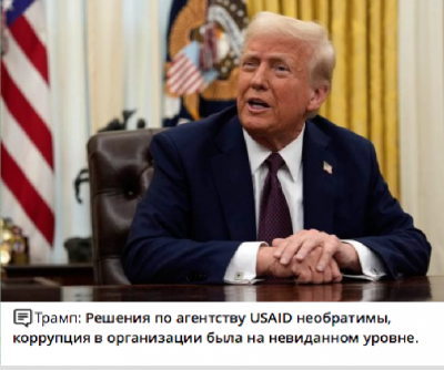 Мужчина в костюме сидит за столом в офисе