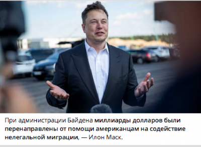 Мужчина в костюме говорит на пресс-конференции