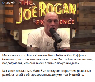Мужчина говорит в микрофон на фоне логотипа шоу
