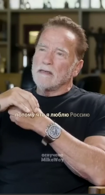 Мужчина в черной футболке говорит о России
