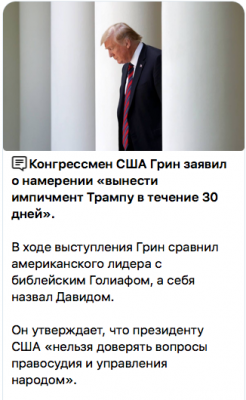 Человек в костюме идет между колоннами