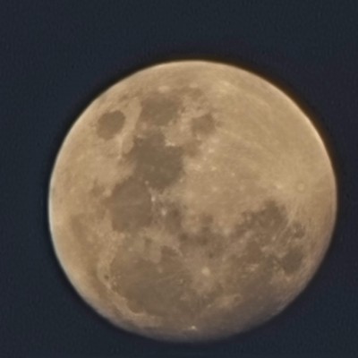 Яркая полная луна на ночном небе