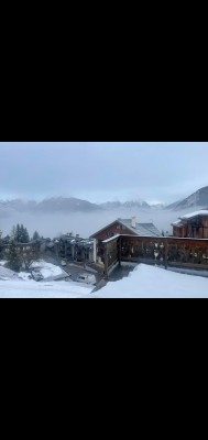 Горный пейзаж с домами и снежным склоном в Испании