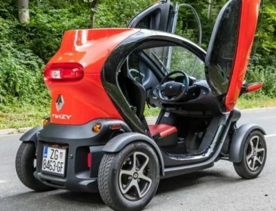 Электрический автомобиль Renault Twizy с открытыми дверями — CostaSpain.net Электрический автомобиль Renault Twizy с открытыми дверями