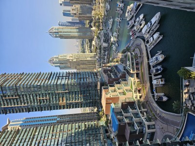 Современные небоскрёбы и яхты в марине Дубая