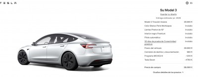 Электромобиль Tesla Model 3 серебристого цвета с черными дисками