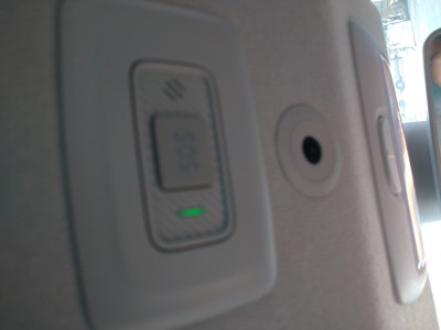 Кнопка SOS на потолке автомобиля с индикатором