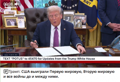 Человек сидит за столом, подписывая документы в офисе