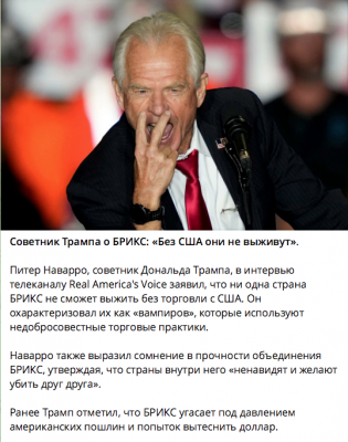 Мужчина с микрофоном, выступающий на сцене
