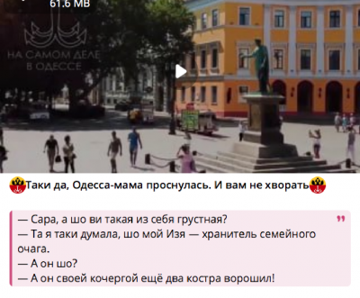 Летняя улица с памятником и гуляющими людьми в Испании