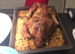 Запечённая курица на противне с гарниром