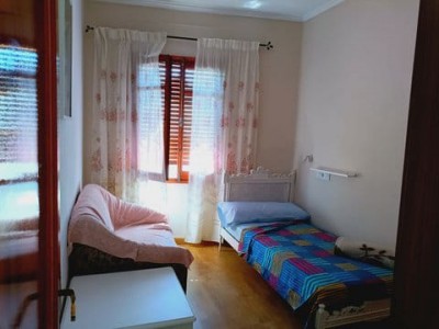 Комната с двумя кроватями и окном, светлые занавески